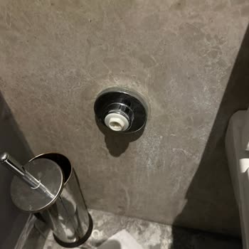 Gloria Jeans Şubesinde Hijyen Eksikliği Ve Personel İlgisizliği