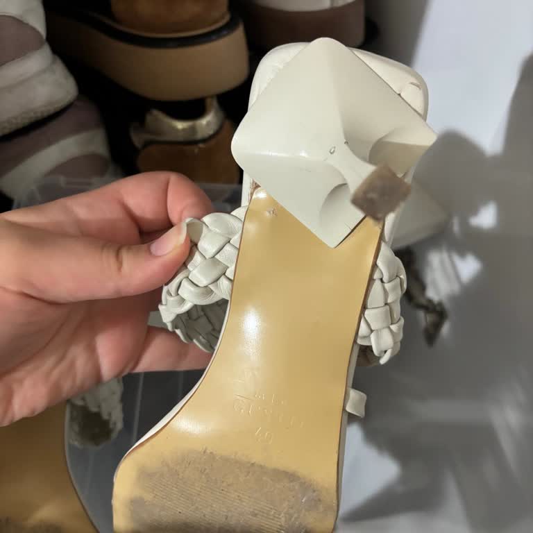 İki Kullanımda Yamulan Terlik Ve Yanıltıcı Deri Bilgisi