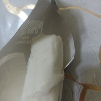 Dondurma Paketinde Kıl Ve Siyah Toz Parçalarıyla Karşılaştım