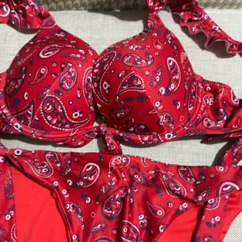 Aldığım Bikini Üstü Sürekli Katlanıyor Ve Gevşiyor
