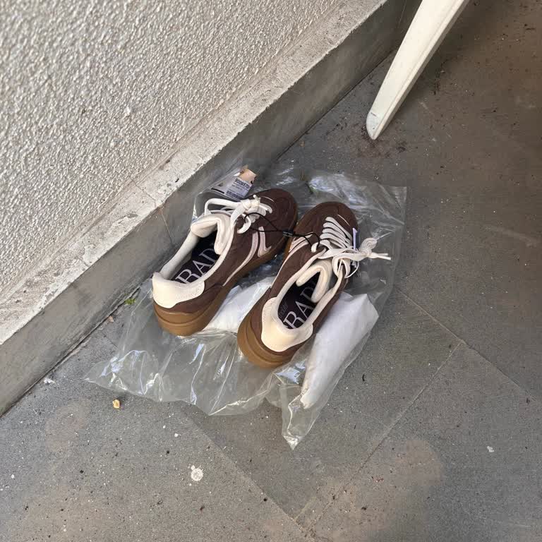 Ich habe bei Stradivarius eine Tote Bag bestellt, geliefert wurde billige Plastiktasche!