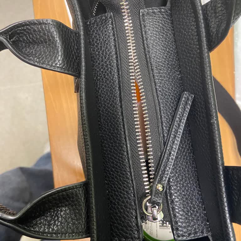 Stradivarius-Tasche mit defektem Reißverschluss, zweimal reklamiert, keine Lösung!