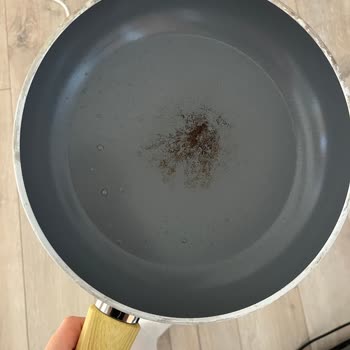 Yanmaz Tava Kısa Sürede Yapışma Ve Yanma Sorunu Yaşattı, Kullanım Dışı Kaldı