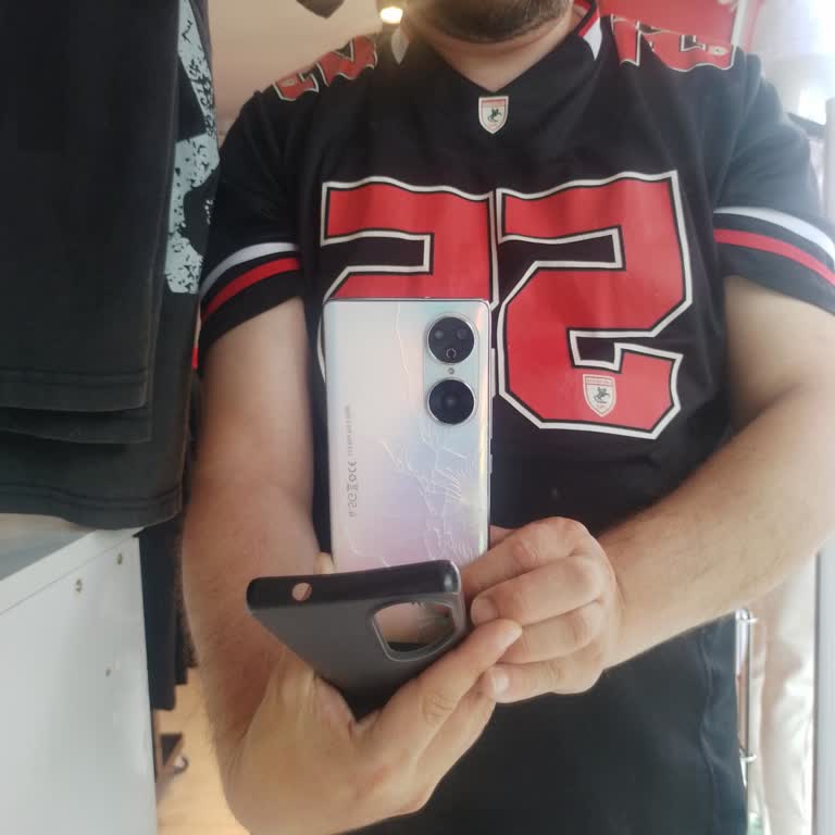 Reeder Koruma Kılıfına Rağmen Telefonumun Arka Kısmı Kırıldı, Yüksek Tamir Ücretleriyle Karşılaştım