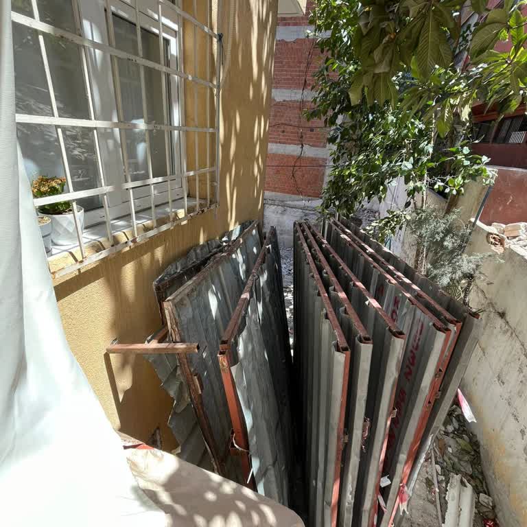 Yıkılan Apartmandan Kalan Demirler Penceremin Altında Bekliyor