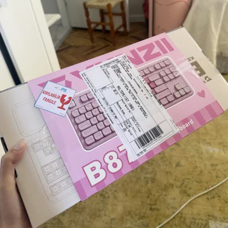 Kargo Paketleme Hatası: Ürün Kutusuna Gelişigüzel Kağıt Ve Bant Yapıştırılması