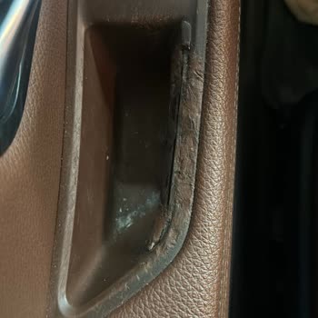 BMW 520i Kapı Kolu Tutamaçlarında Kronik Yıpranma Ve Yapışkanlık Sorunu