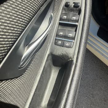 BMW 520i Kapı Kolu Tutamaçlarında Kronik Yıpranma Ve Yapışkanlık Sorunu