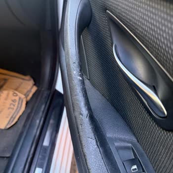 BMW 520i Kapı Kolu Tutamaçlarında Kronik Yıpranma Ve Yapışkanlık Sorunu