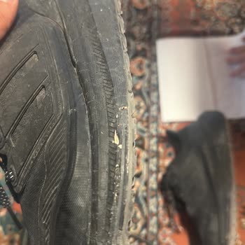 Az Kullanılan Ayakkabının Köpükleri Kısa Sürede Açıldı Ve Patladı