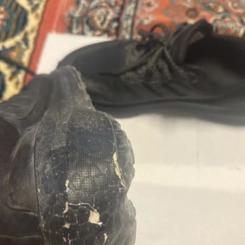 Az Kullanılan Ayakkabının Köpükleri Kısa Sürede Açıldı Ve Patladı