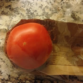 Aldığım Domatesin Kusurlu Kısmı Paketle Saklanmış!