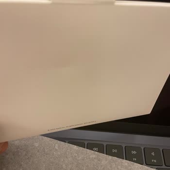 Sıfır Diye Satılan Macbook Kutusundan Çizik Ve Kıl Çıktı