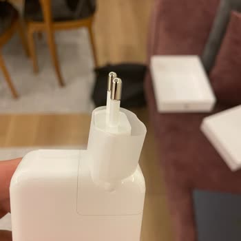 Sıfır Diye Satılan Macbook Kutusundan Çizik Ve Kıl Çıktı