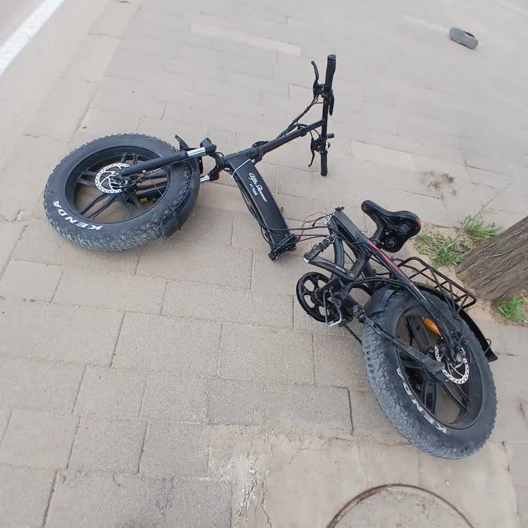 Yolda Giderken Bisikletin Kaynak Yerinden Kopması Güvenlik Endişesi Yarattı