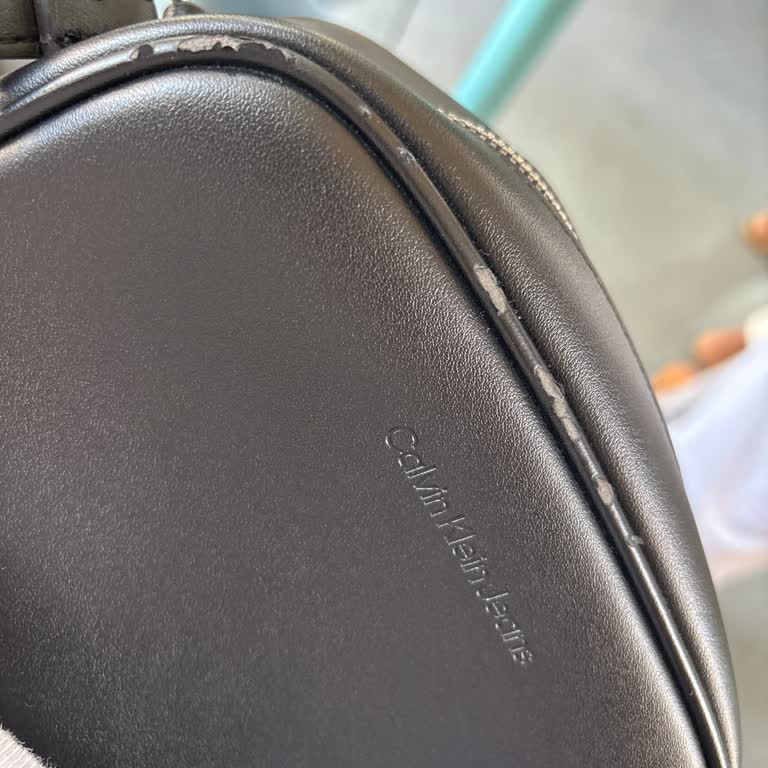 Calvin Klein Çantamın Kenarları Kısa Sürede Soyuldu!