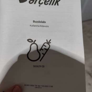 Buzdolabında Sebzelik Bölümünde Anormal Renkli Işıklar Ve Yetersiz Destek