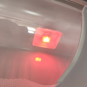 Buzdolabında Sebzelik Bölümünde Anormal Renkli Işıklar Ve Yetersiz Destek