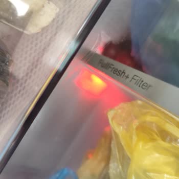 Buzdolabında Sebzelik Bölümünde Anormal Renkli Işıklar Ve Yetersiz Destek