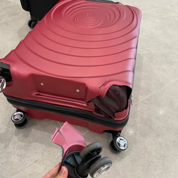 Ajet Uçuşunda Valizlerimiz Kırıldı, Çözüm Sunulmadı