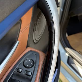 BMW 320i İç Kapı Kolları Ve Ön Cam Plastiğinde Kalite Sorunu