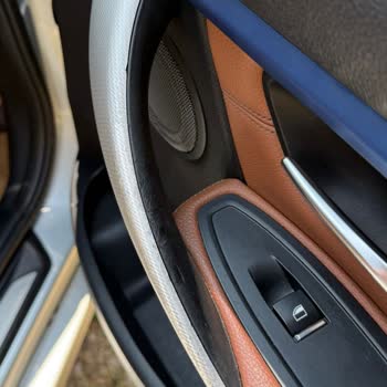BMW 320i İç Kapı Kolları Ve Ön Cam Plastiğinde Kalite Sorunu