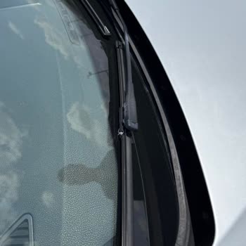 BMW 320i İç Kapı Kolları Ve Ön Cam Plastiğinde Kalite Sorunu