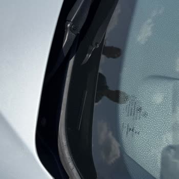 BMW 320i İç Kapı Kolları Ve Ön Cam Plastiğinde Kalite Sorunu