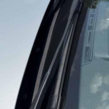 BMW 320i İç Kapı Kolları Ve Ön Cam Plastiğinde Kalite Sorunu