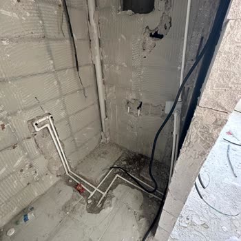 Ebeveyn Banyosunda Açılan Delik Ve Kötü Koku Sorunu Çözülmüyor