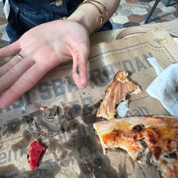 Sbarro'da Mantarlı Pizza Siparişimde Kum Çıkması Ve Hijyen Sorunu