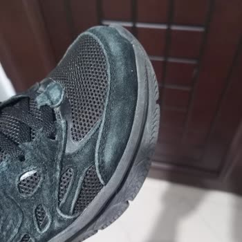 I Got No Support for My Skechers Shoes With Color Fading