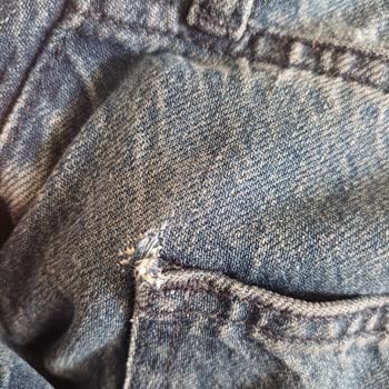 Bir Defa Giyilen Jeanın Hızla Yırtılması Ve Olumsuz Müşteri Hizmeti