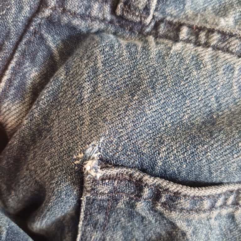Bir Defa Giyilen Jeanın Hızla Yırtılması Ve Olumsuz Müşteri Hizmeti