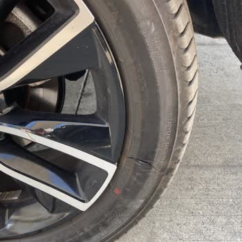 Pendik Belediyesi Otoparkındaki Sivri Demirler Lastiğimi Patlattı, Mağdur Oldum