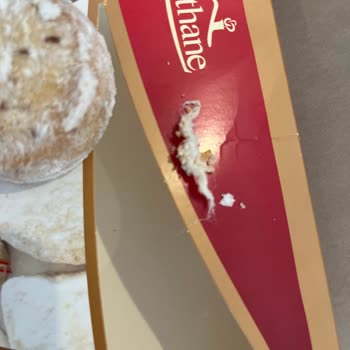 BİM Kurabiyenin İçinden Kıyafet Yumağı Çıktı!