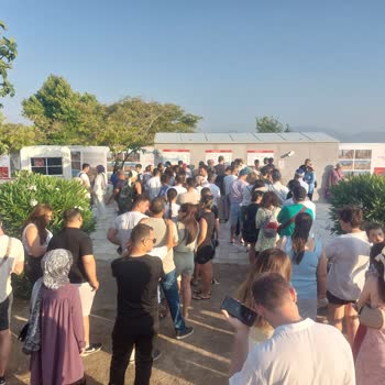 Pamukkale Travertenlerinde Giriş Kuyruğu Ve Geçiş Sorunu