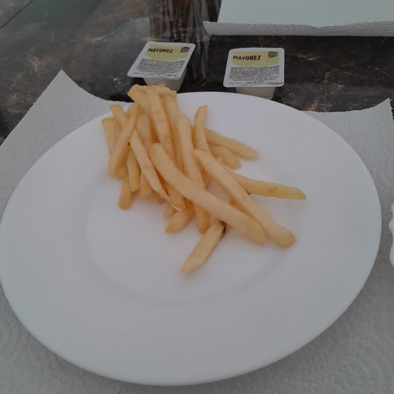 Büyük Boy Patates Az Ve Soğuk, Hamburger De Soğuk Geldi