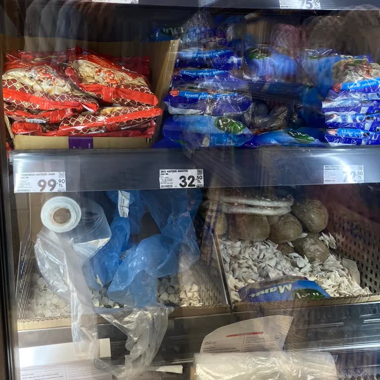 ŞOK Markette Hijyen Riski Oluşturan Ekmek Ve Mantı Yerleşimi