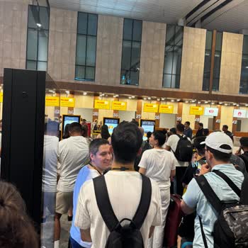 Çukurova Havaalanında Yetersiz Etiket Bandı Nedeniyle Uzun Kuyruk Ve Uçağa Geç Kalma Sorunu