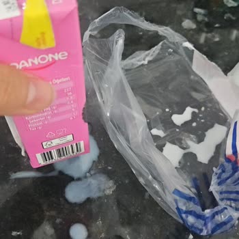 Kapalı Paket Çilekli Sütün Açık Çıkması Ve Kullanılamaması