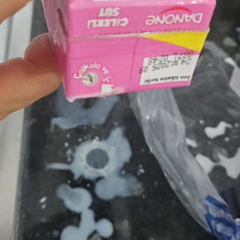 Kapalı Paket Çilekli Sütün Açık Çıkması Ve Kullanılamaması