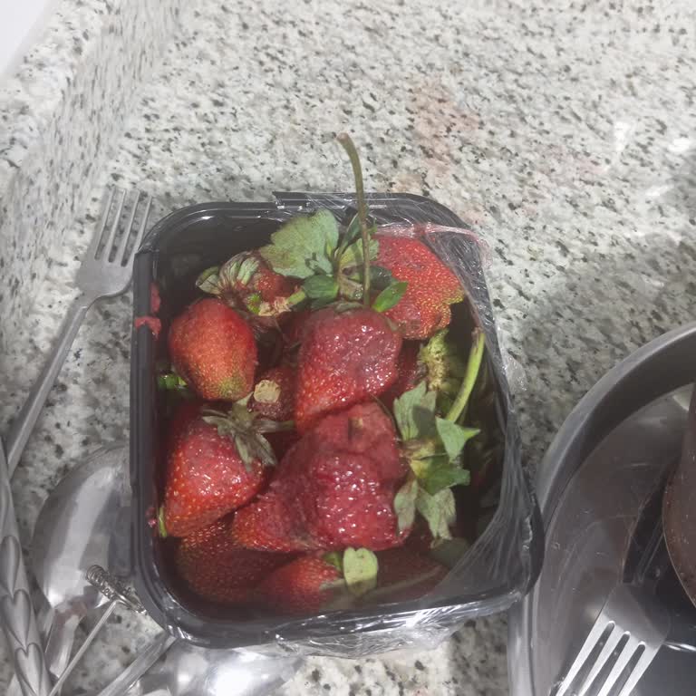 Bozuk Çilek Gönderimi Ve Yetersiz Müşteri Hizmeti Deneyimi