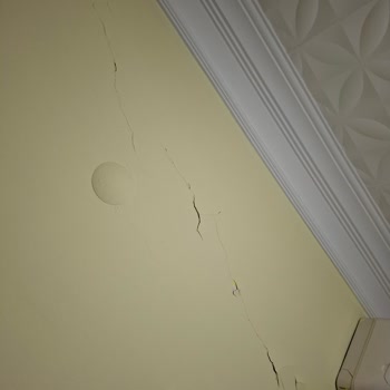 Vera Hotel Taşsaray Otelin İçi Ve Yemekleri Kötü Duvarlar Çatlak