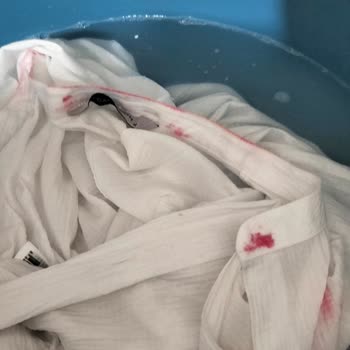 Domestos Kullanımı Sonrası Gömleğimde Renk Değişimi Yaşadım