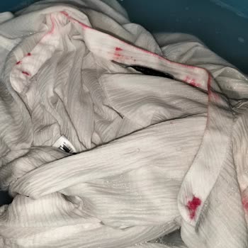 Domestos Kullanımı Sonrası Gömleğimde Renk Değişimi Yaşadım