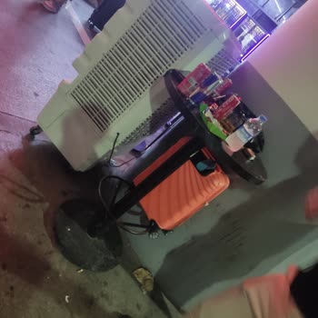 Havalimanı Kafesinin Masa Sandalye Yerleşimi Geçişi Engelliyor