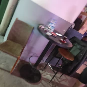 Havalimanı Kafesinin Masa Sandalye Yerleşimi Geçişi Engelliyor