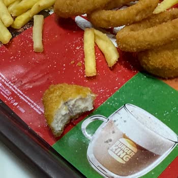 Burger King'te Tavuk Menüsünde Böcek Şoku Ve Hijyen İhmali