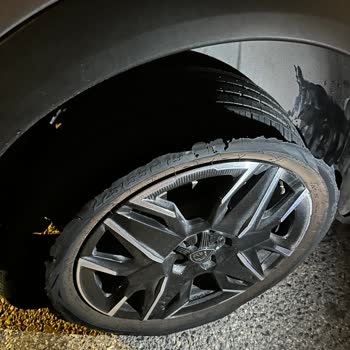 Sıfır Aracın Lastiği 700 Kmde Paramparça Oldu